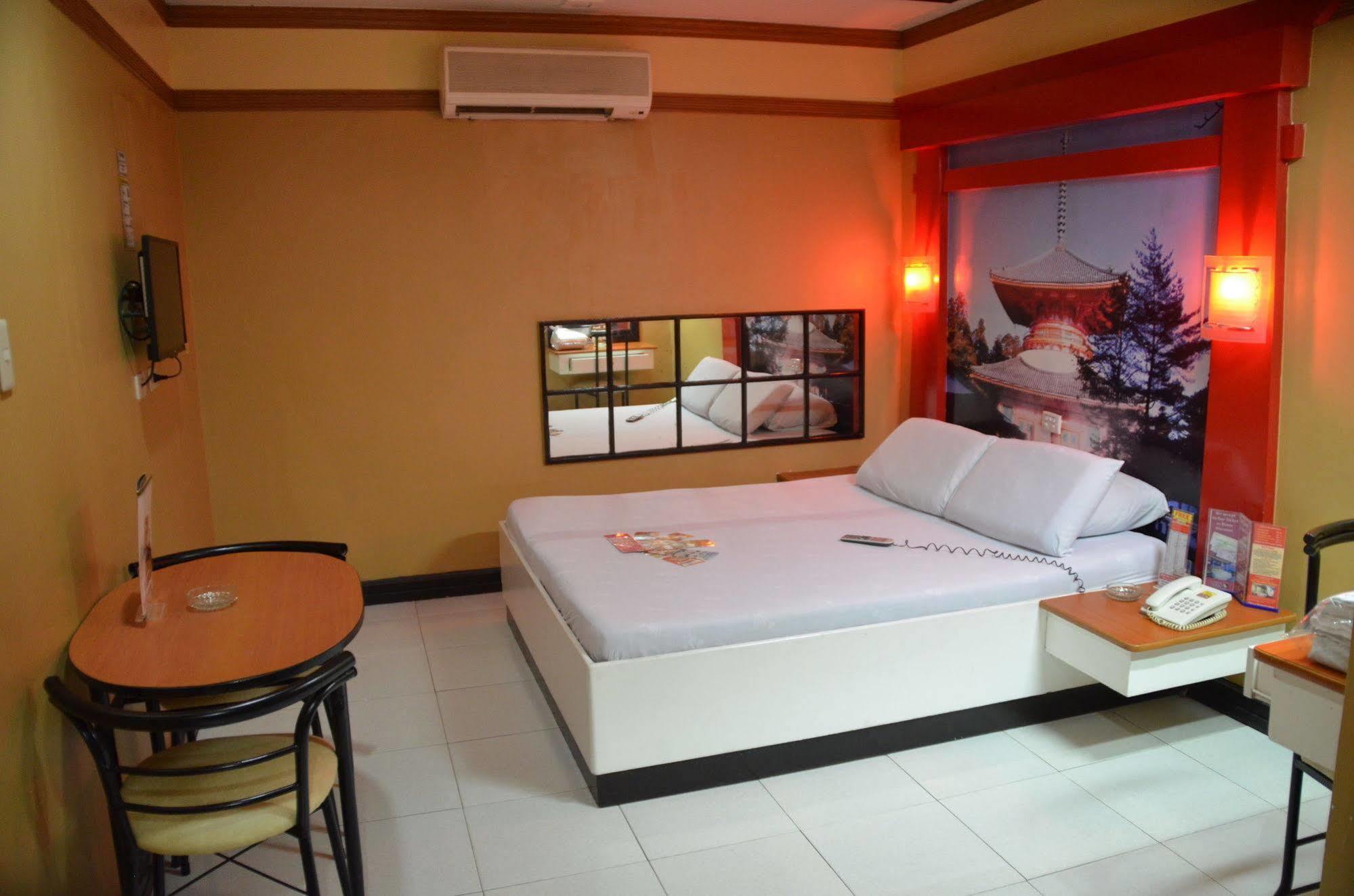 Hotel Sogo Edsa Caloocan Esterno foto