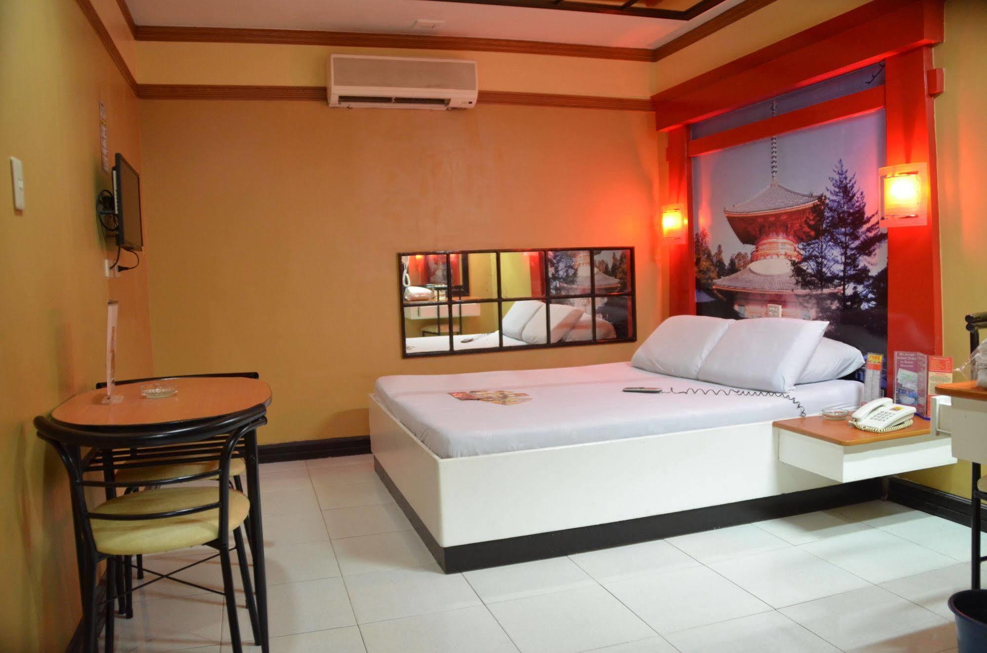 Hotel Sogo Edsa Caloocan Esterno foto